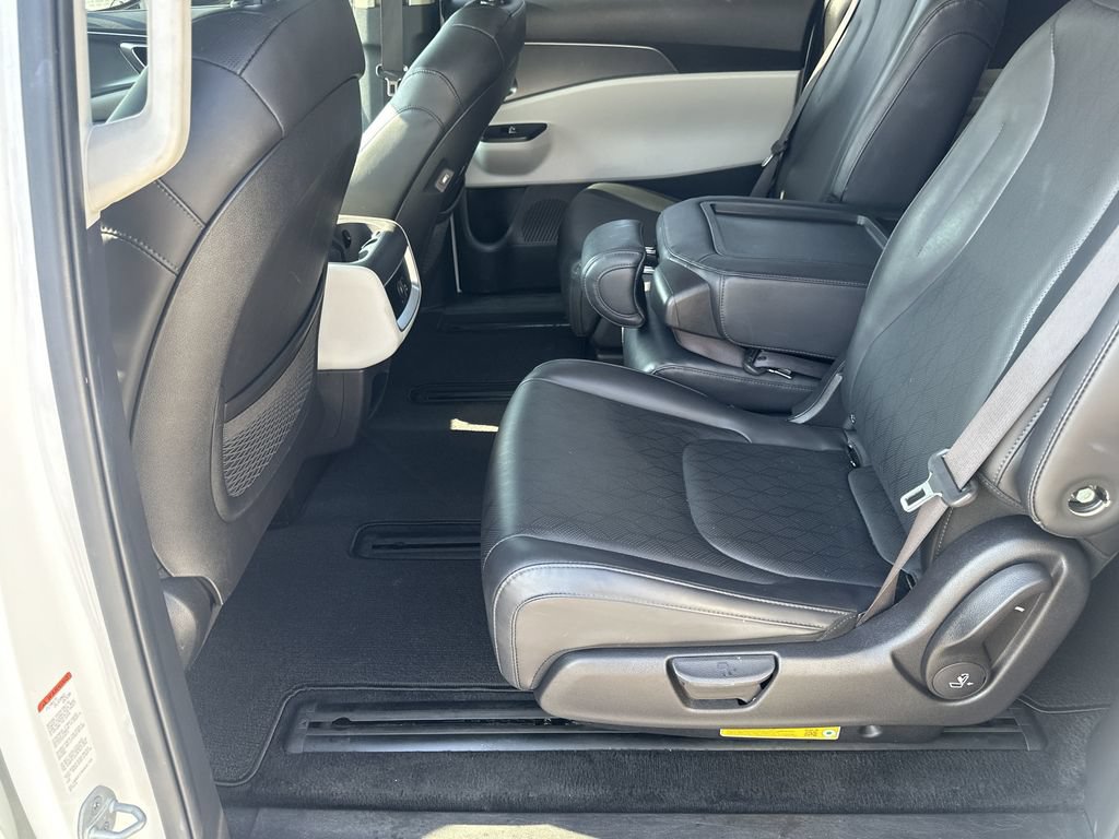 Used 2024 Kia Carnival LX FWD image 19