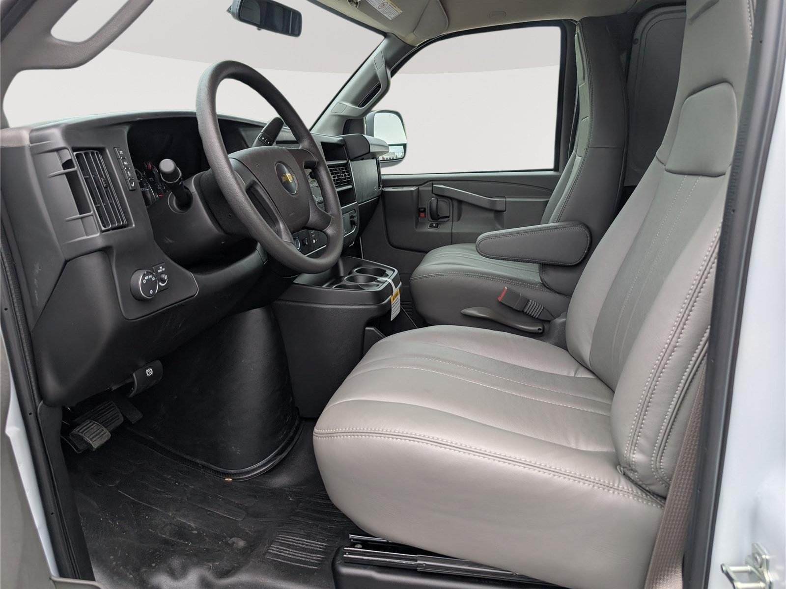 New 2026 Chevrolet Express 3500 RWD image 10