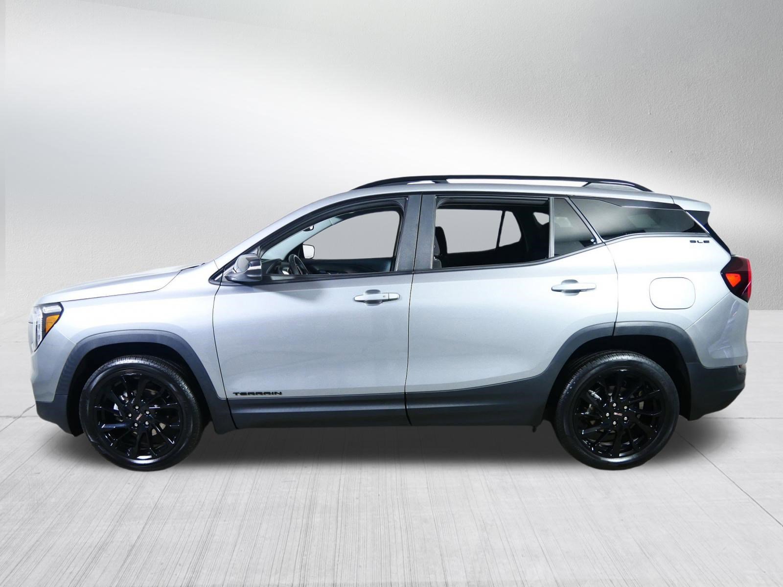 Used 2023 GMC Terrain SLE w/ Driver Convenience Package image 4