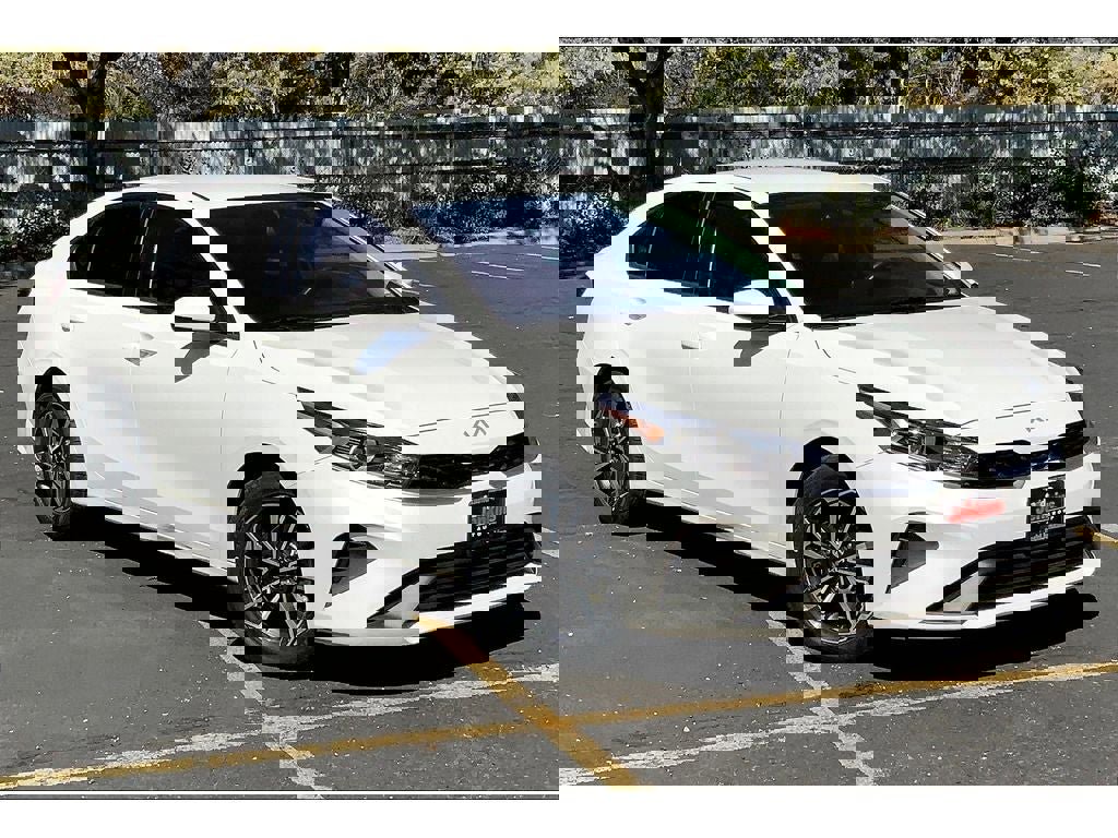 Used 2023 Kia Forte LXS image 2