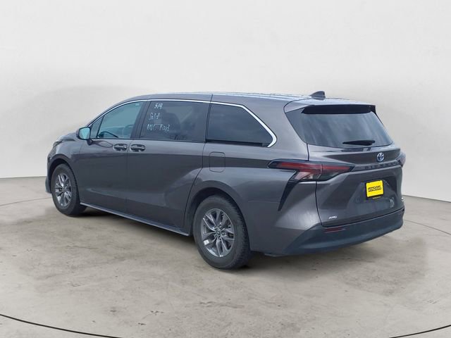 Used 2024 Toyota Sienna LE AWD/4WD image 3
