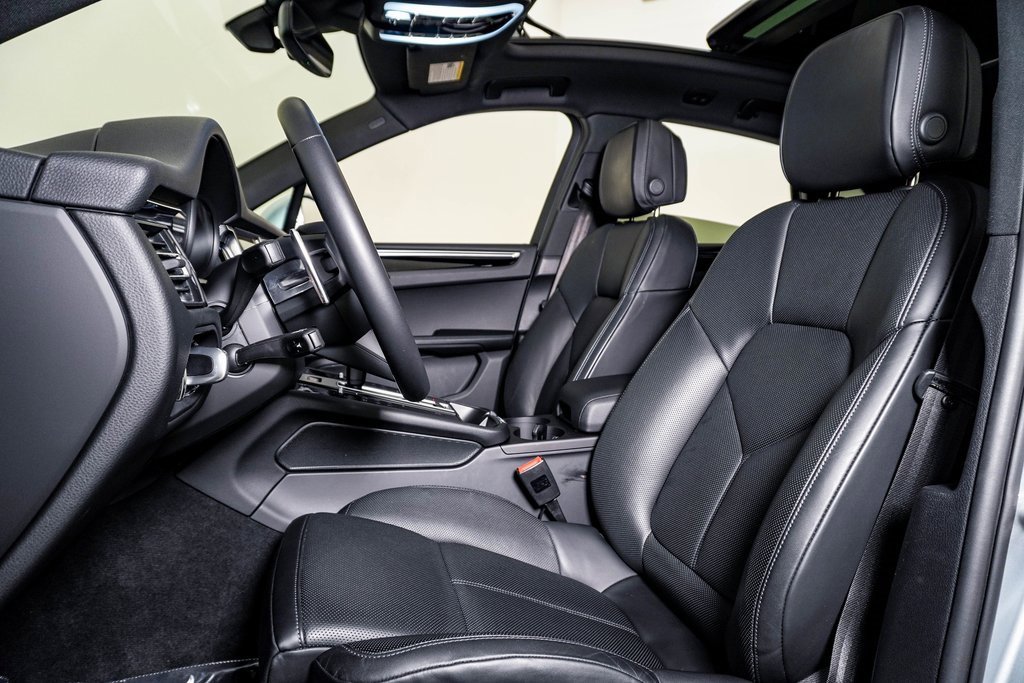 Certified 2025 Porsche Macan image 5