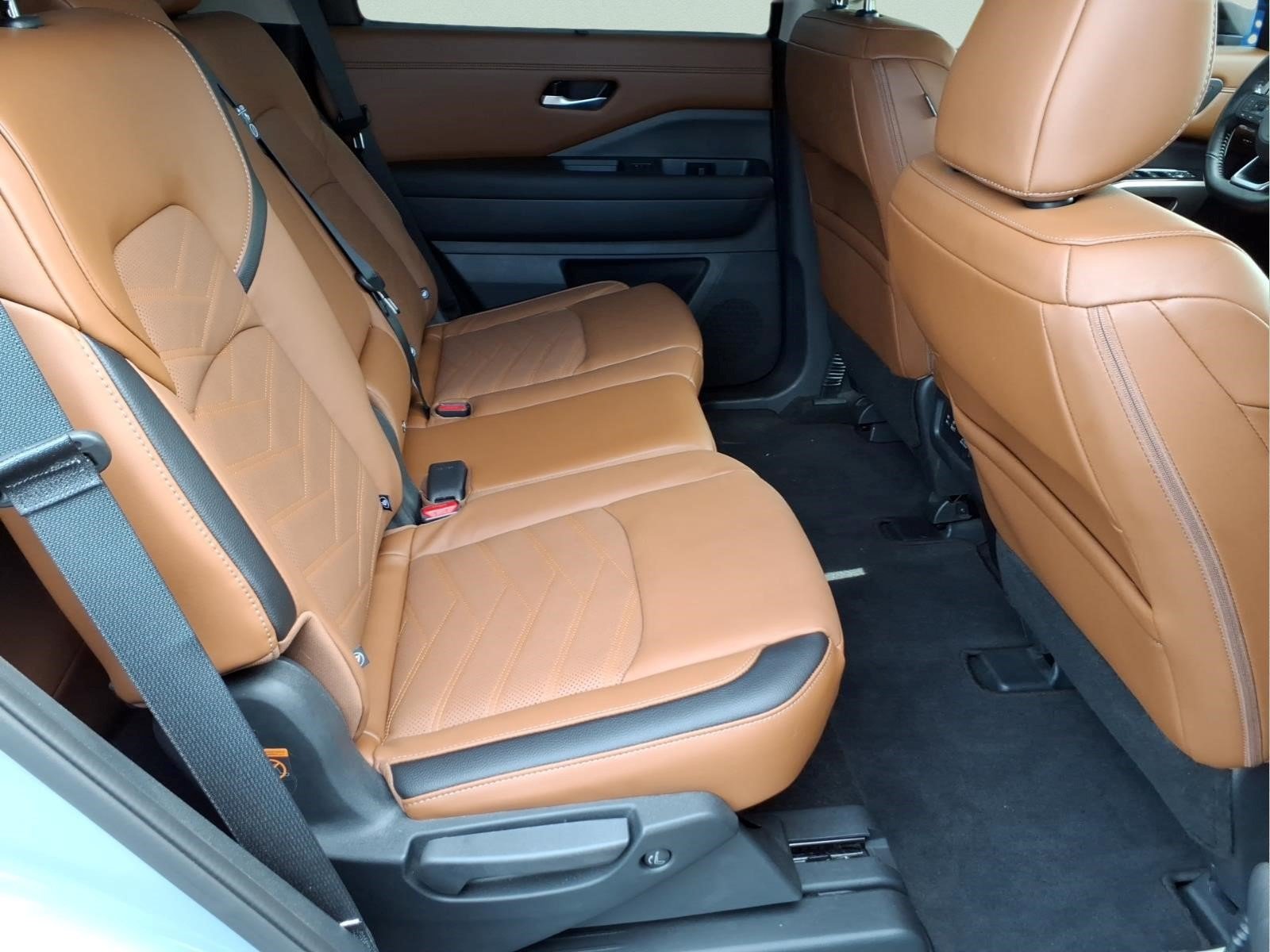 Certified 2025 Nissan Pathfinder Platinum w/ Black Appearance Package AWD/4WD image 29