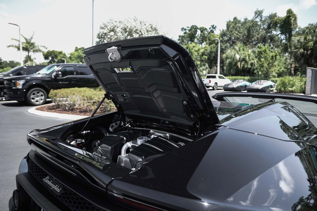 Used 2020 Lamborghini Huracan EVO RWD image 25