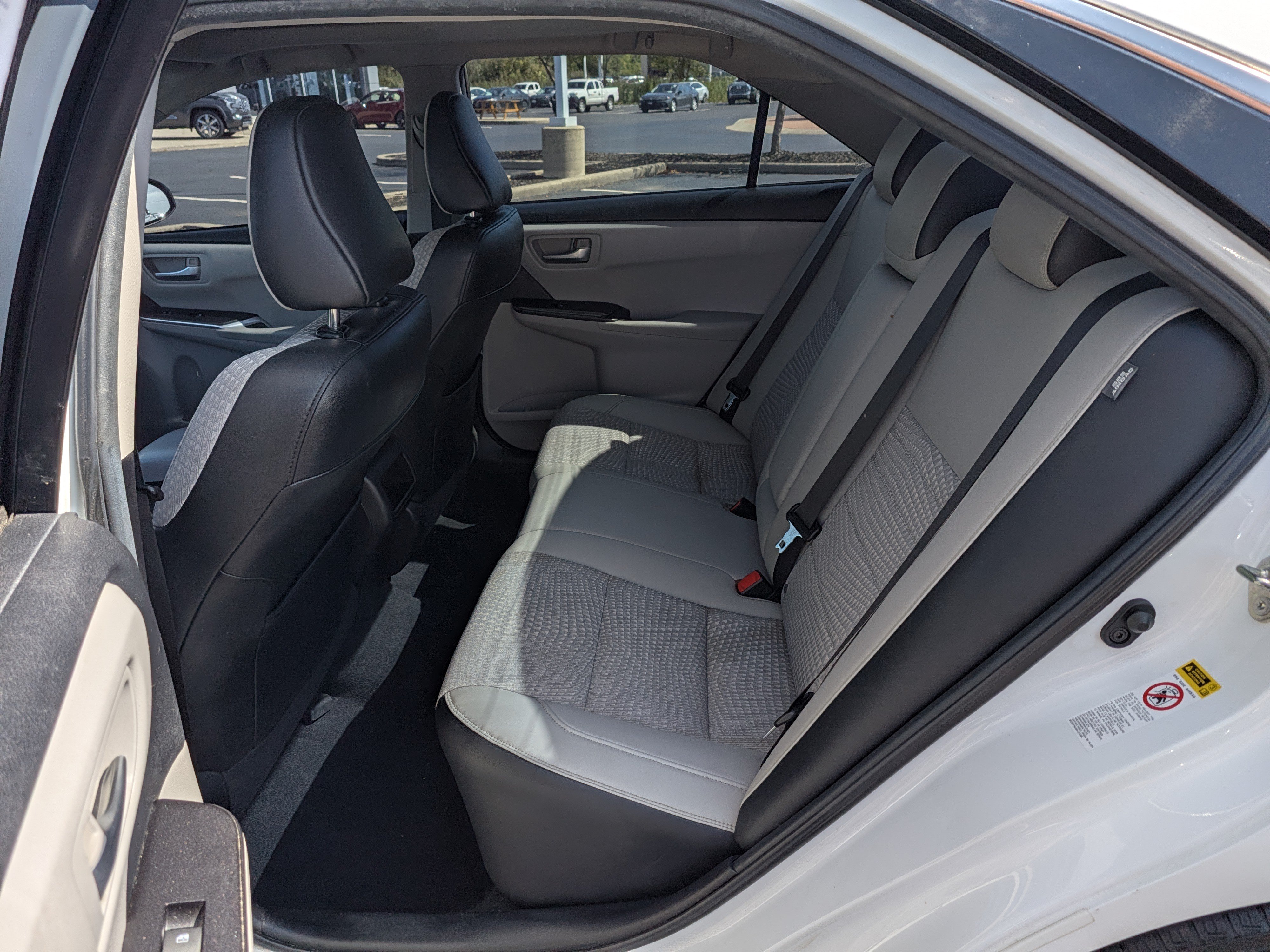Used 2015 Toyota Camry SE w/ Moonroof Package FWD image 21