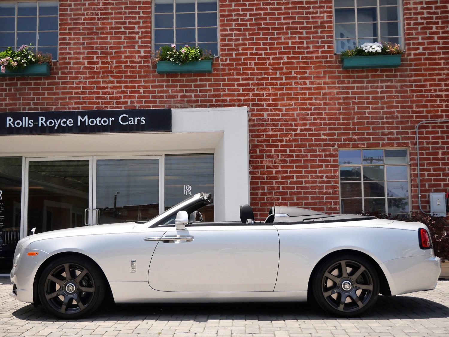 Used 2021 Rolls-Royce Dawn RWD image 3