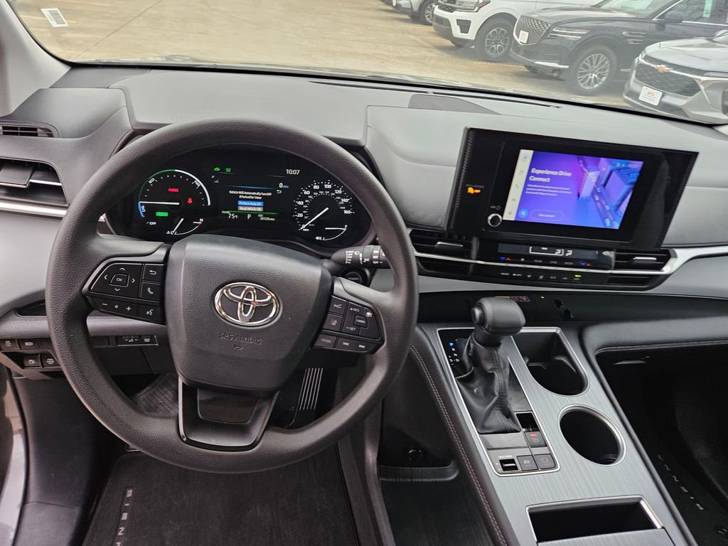 Used 2025 Toyota Sienna LE FWD image 17