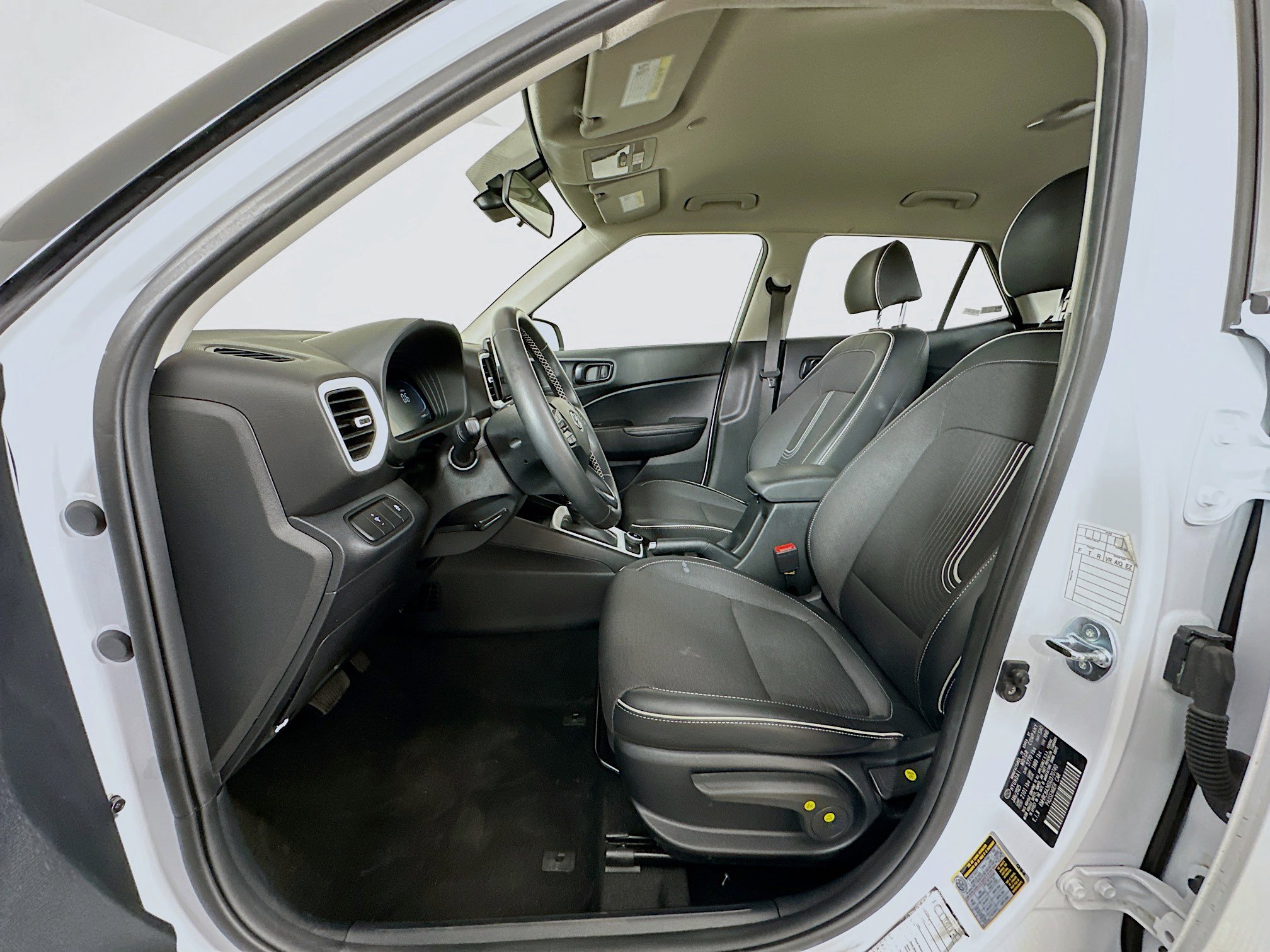 Used 2025 Hyundai Venue Limited image 13