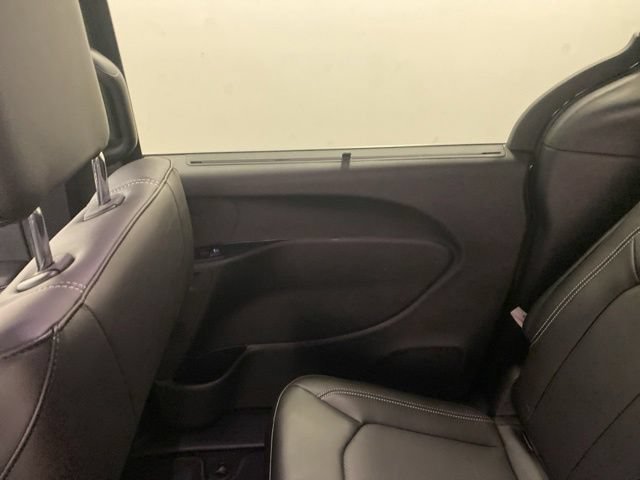 New 2027 Chrysler Pacifica Select FWD image 29