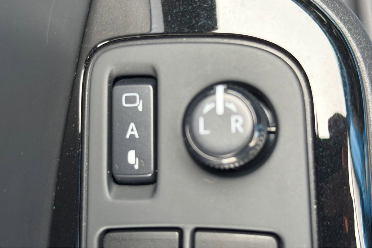 Used 2019 Toyota C-HR XLE image 36