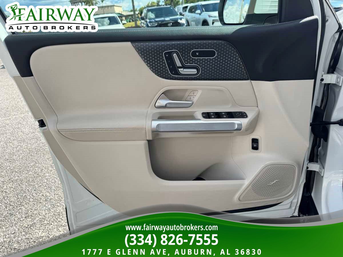 Used 2025 Mercedes-Benz GLB 250 w/ Exclusive Package image 27