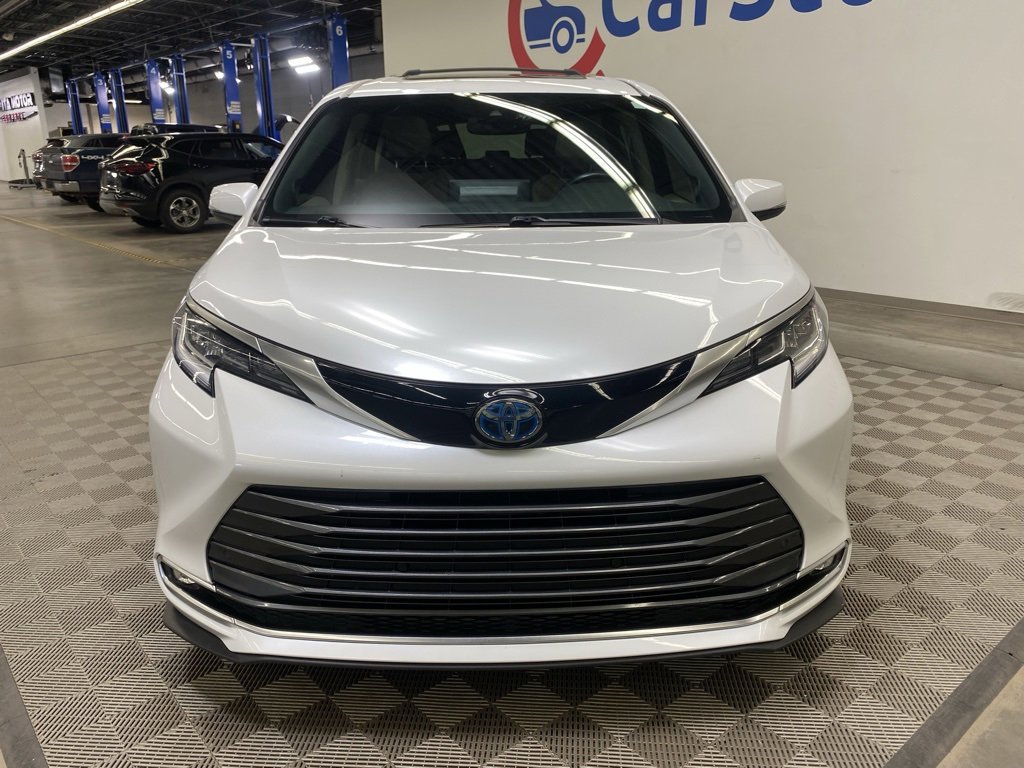 Used 2022 Toyota Sienna Limited image 4