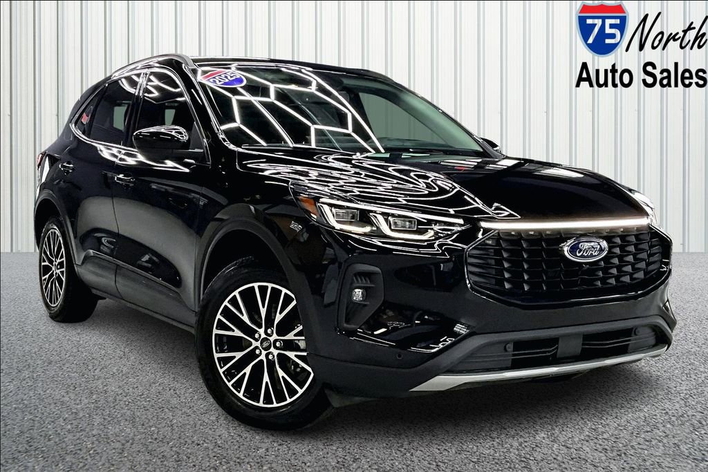 Used 2025 Ford Escape SE w/ PHEV Premium Package image 1