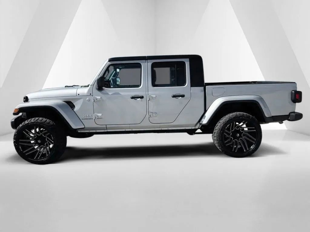 Used 2023 Jeep Gladiator Overland image 4
