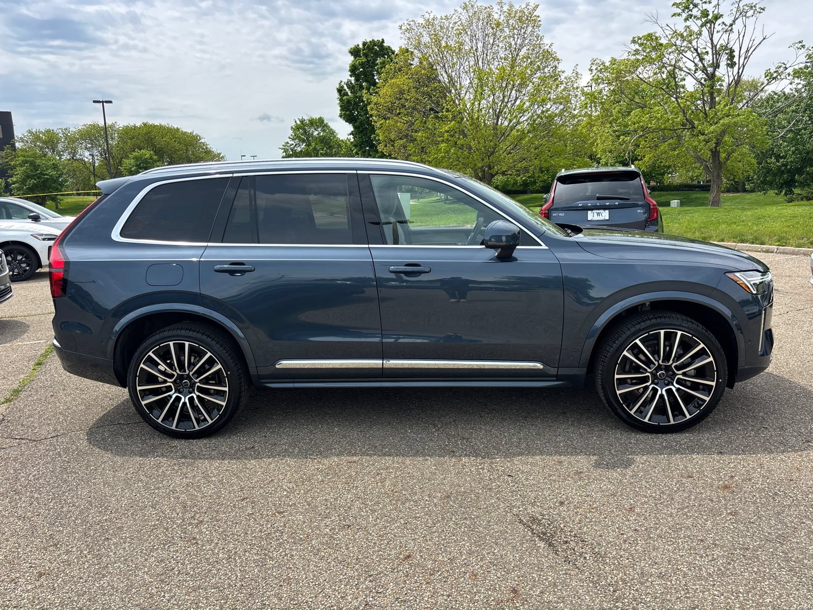 New 2026 Volvo XC90 B6 Plus w/ Protection Package Premier AWD/4WD image 4