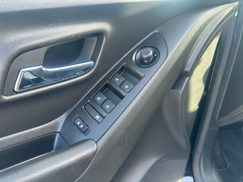 Used 2022 Chevrolet Trax LS w/ Tint and Cruise Package image 10