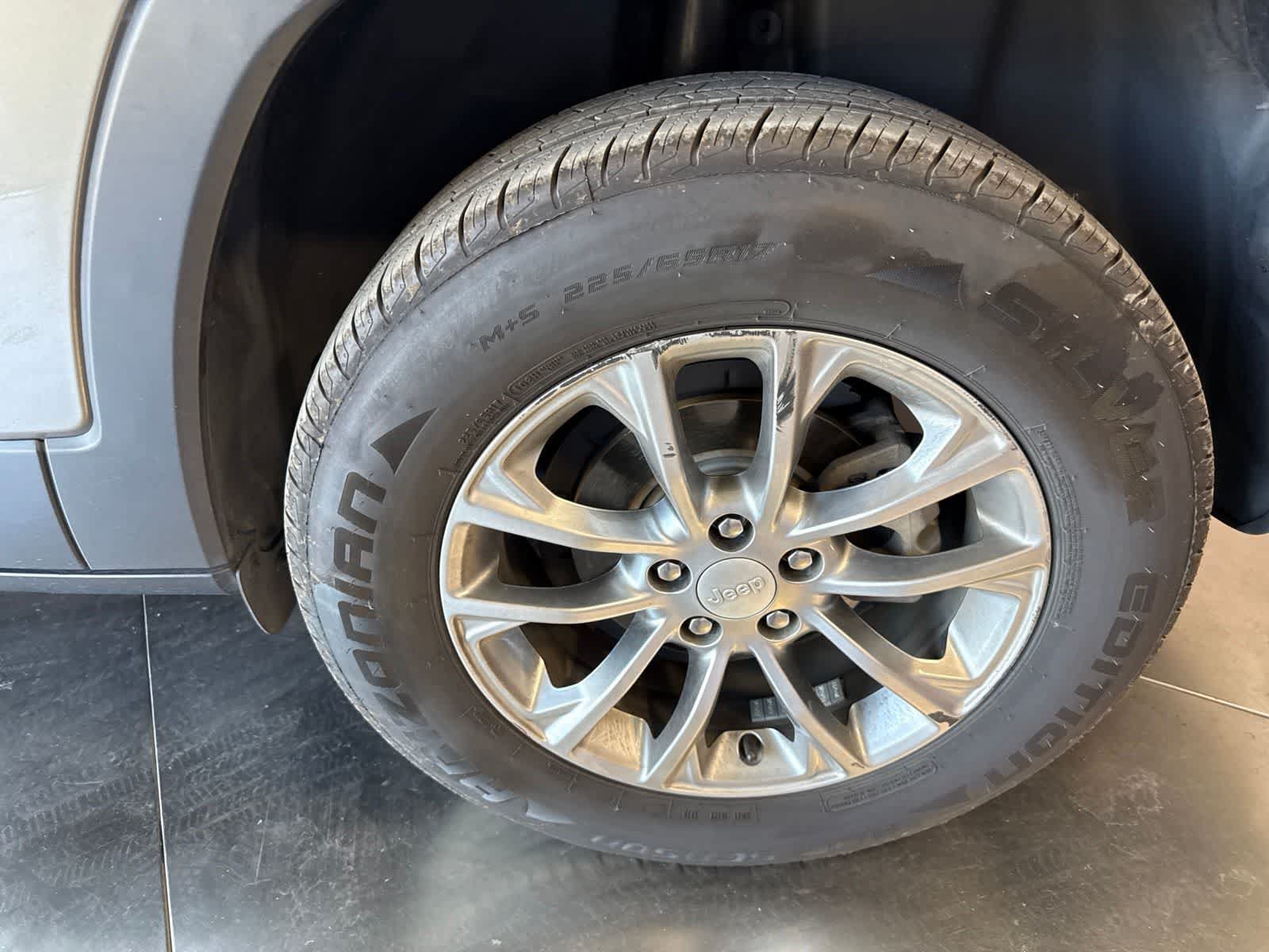 Used 2019 Jeep Cherokee Latitude Plus w/ Comfort/Convenience Group FWD image 11