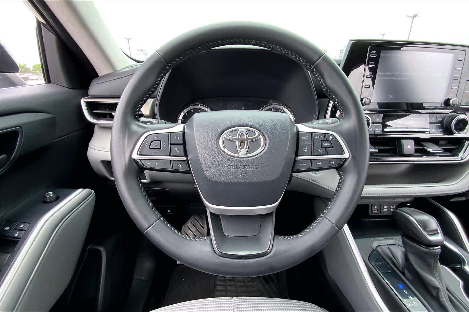 Used 2022 Toyota Highlander LE FWD image 6