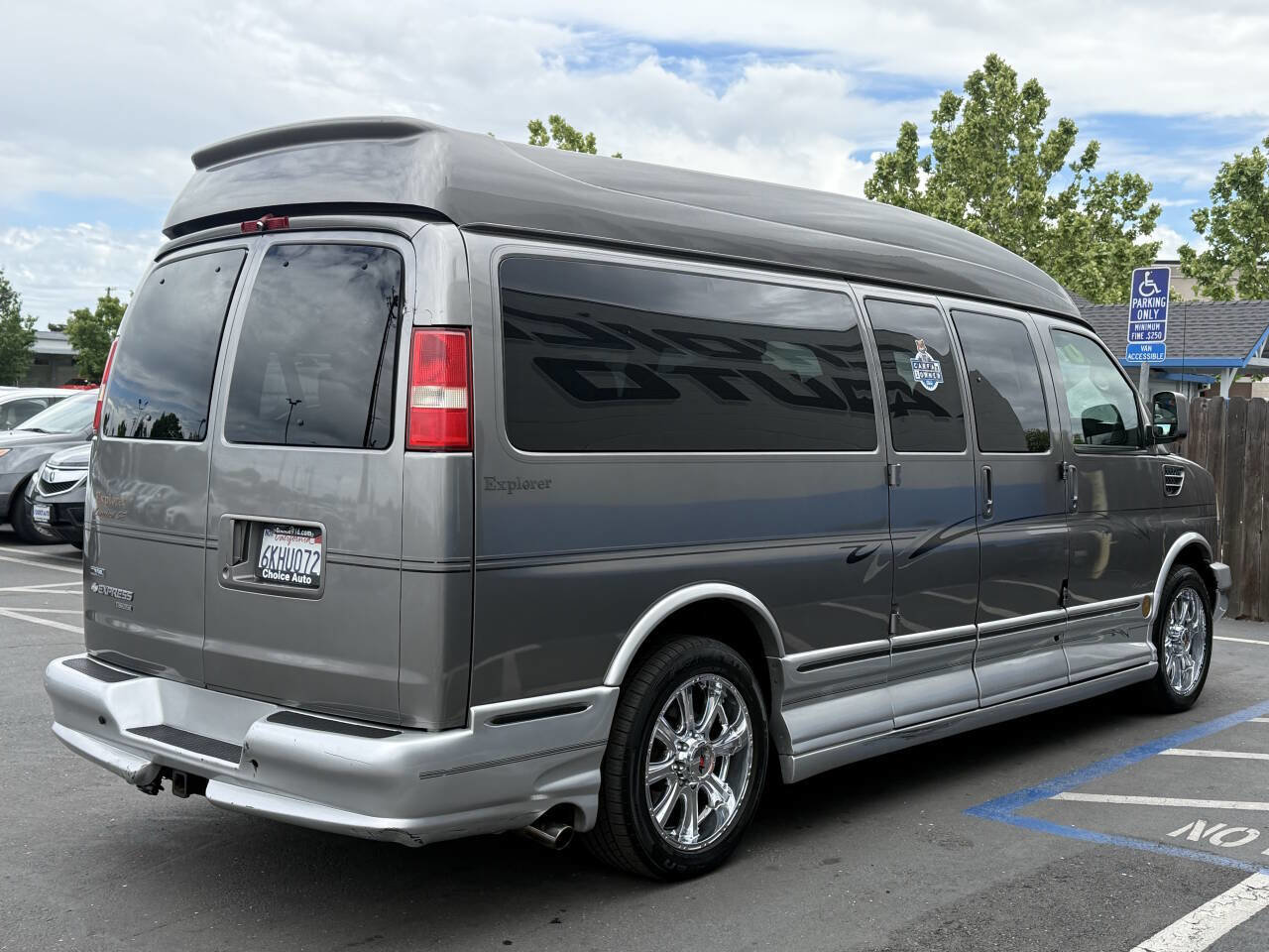 Used 2010 Chevrolet Express 2500 Extended w/ Preferred Equipment Group RWD image 5