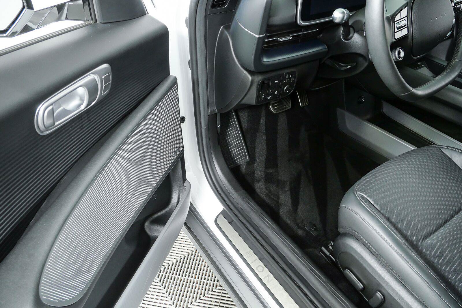 Used 2023 Hyundai Ioniq 6 Limited w/ Cargo Package RWD image 8