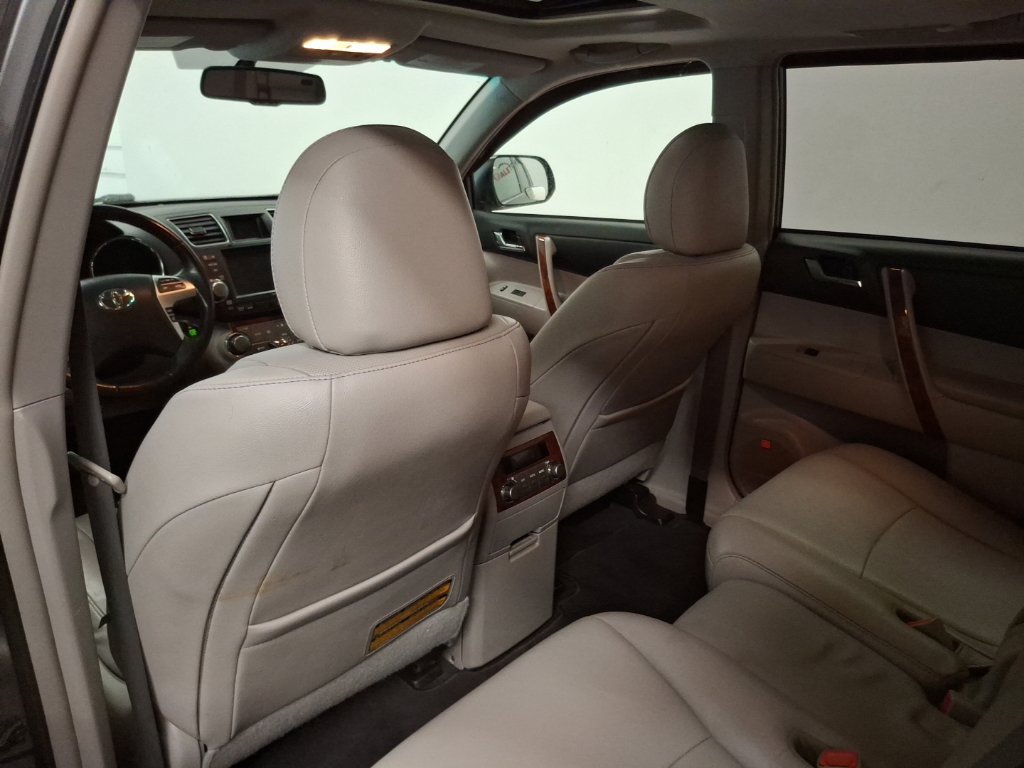Used 2012 Toyota Highlander Limited w/ Tow Pkg AWD/4WD image 15