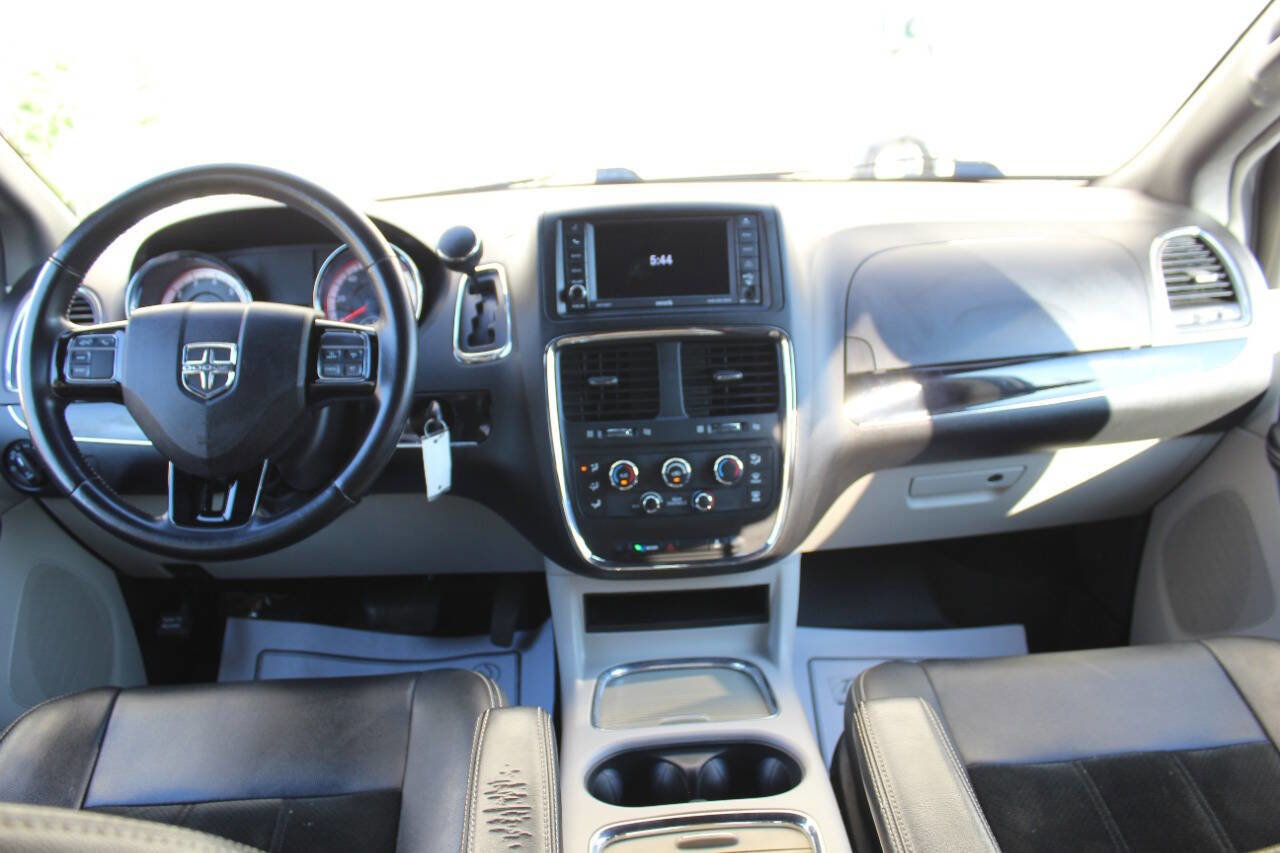 Used 2018 Dodge Grand Caravan SXT image 19