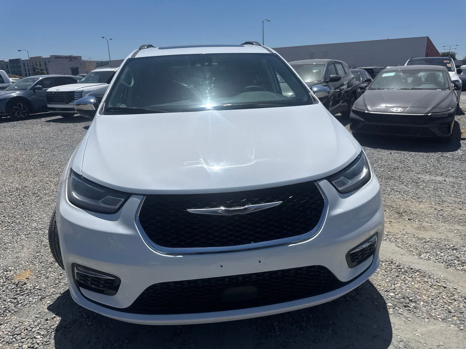 Used 2023 Chrysler Pacifica Limited FWD image 2