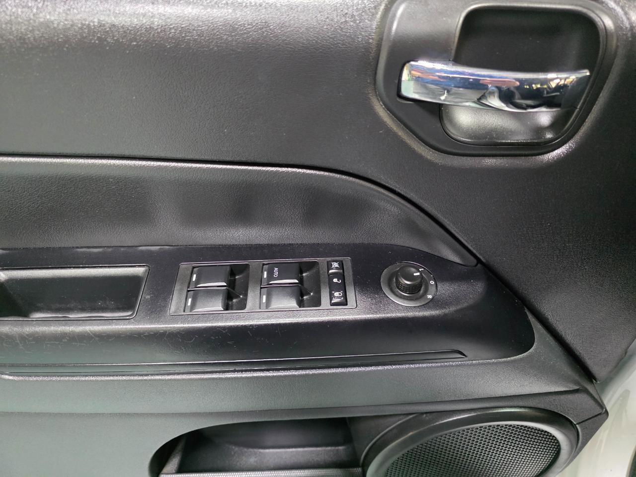 Used 2016 Jeep Compass Sport w/ Power Value Group image 17