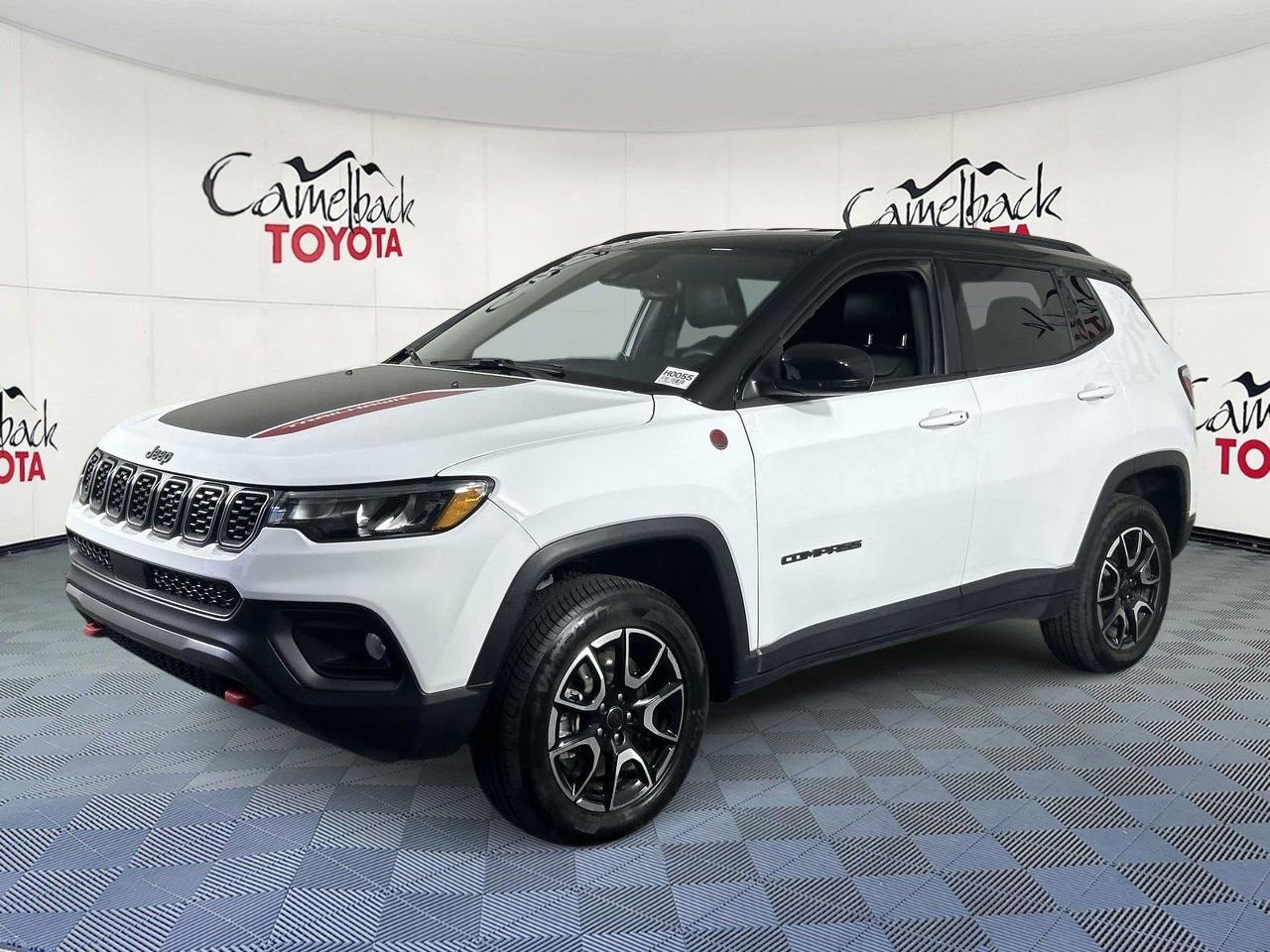 Used 2025 Jeep Compass Trailhawk AWD/4WD image 2