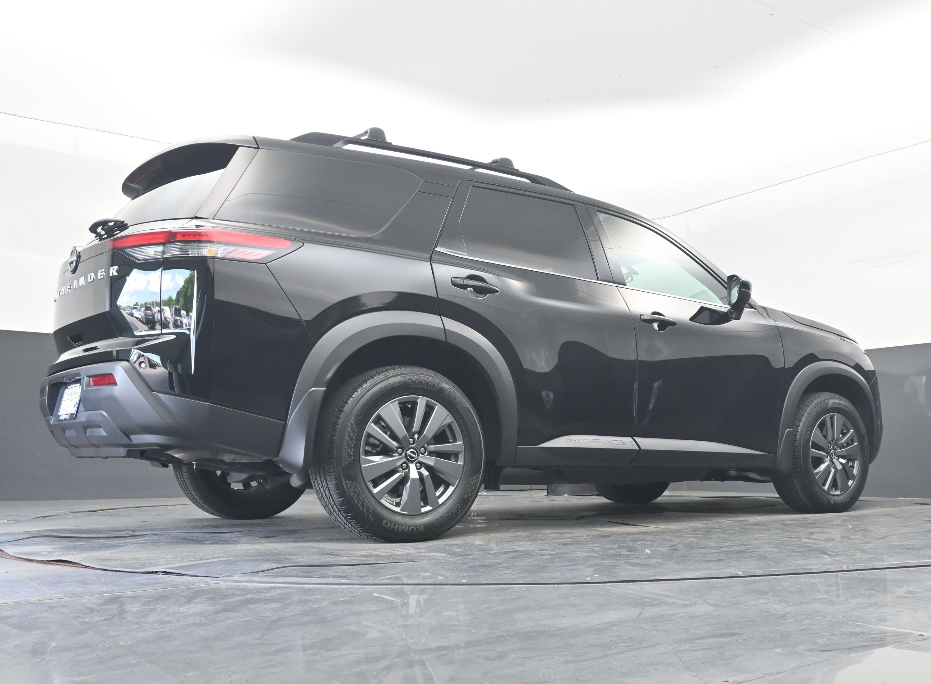 Used 2025 Nissan Pathfinder SV FWD image 28
