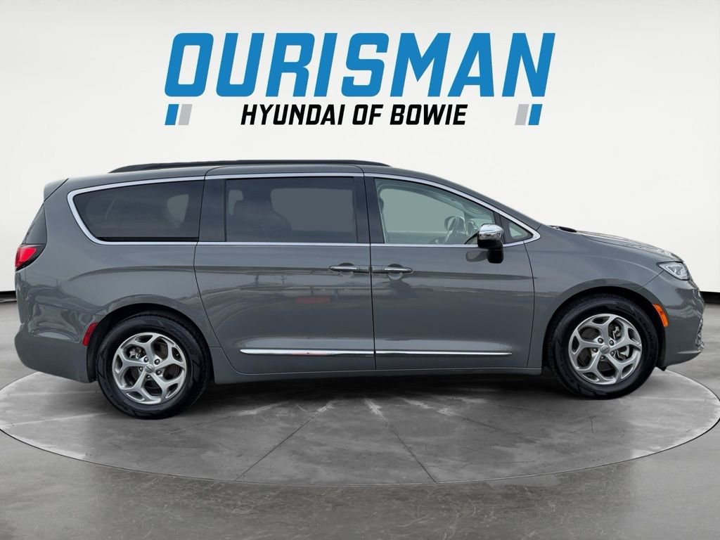 Used 2023 Chrysler Pacifica Limited image 2