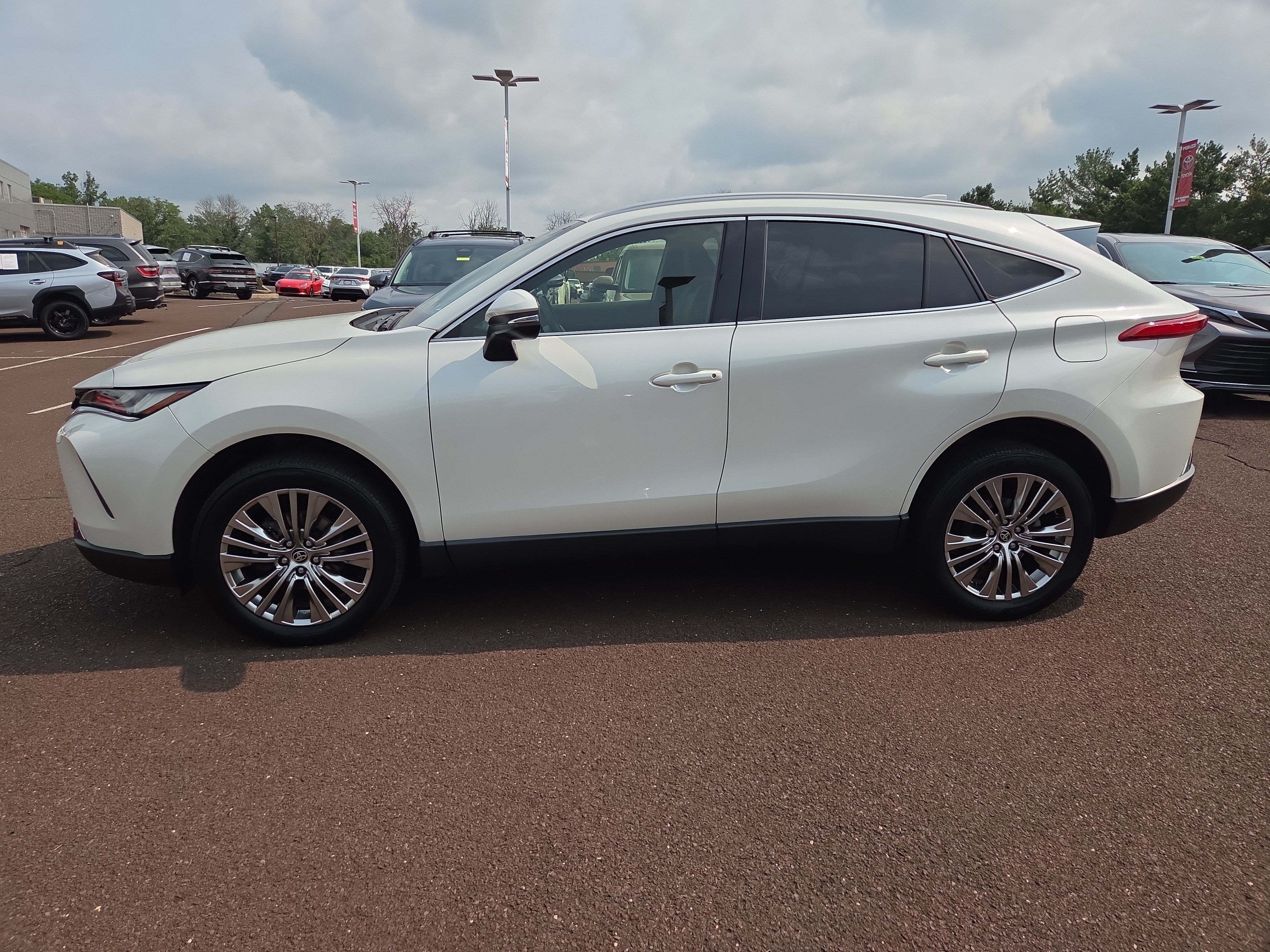 Certified 2022 Toyota Venza XLE AWD/4WD image 6