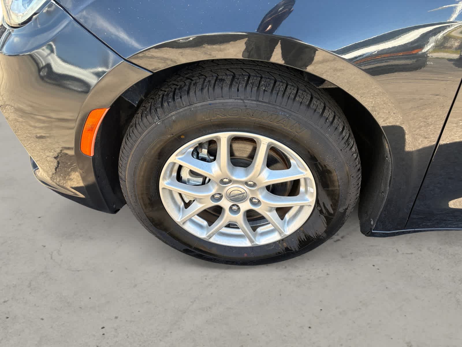 Used 2023 Chrysler Pacifica Touring-L FWD image 8