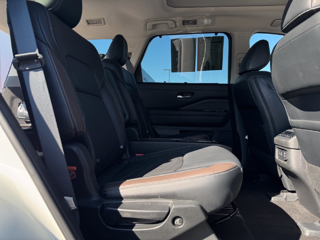 Used 2023 Nissan Pathfinder Platinum AWD/4WD image 14