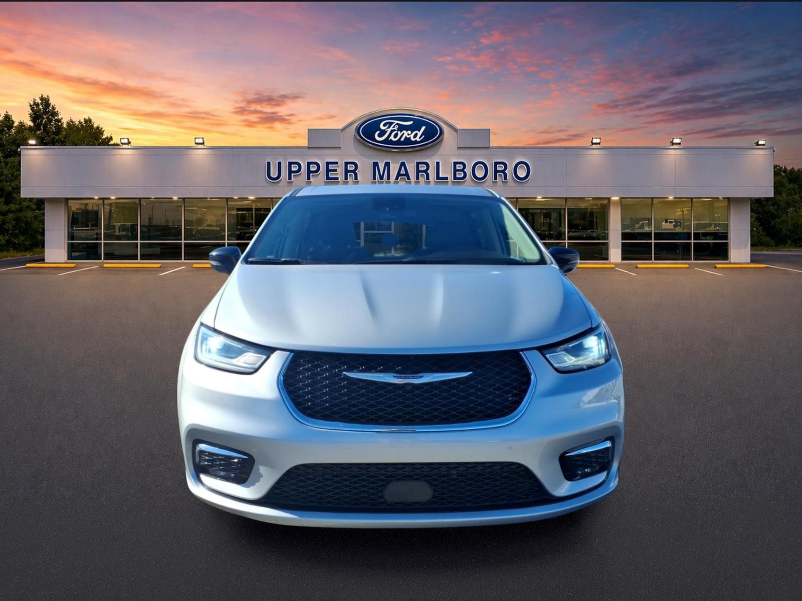 Used 2024 Chrysler Pacifica Touring-L FWD image 3