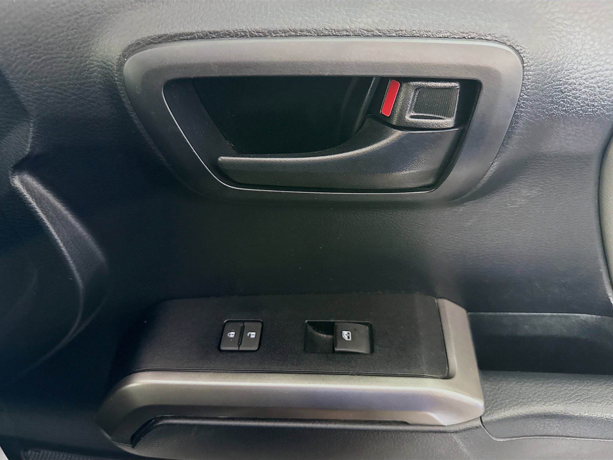 Used 2018 Toyota Tacoma SR5 w/ SR5 Appearance Package (SM) image 30