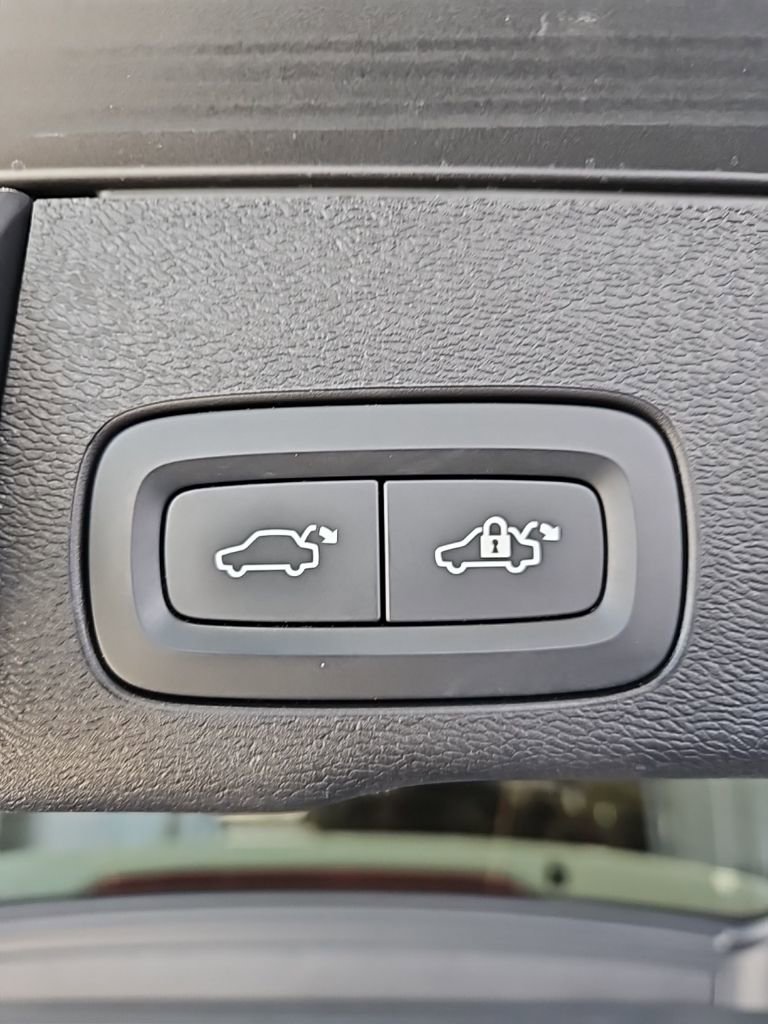 Used 2022 Volvo XC60 B5 Momentum image 20