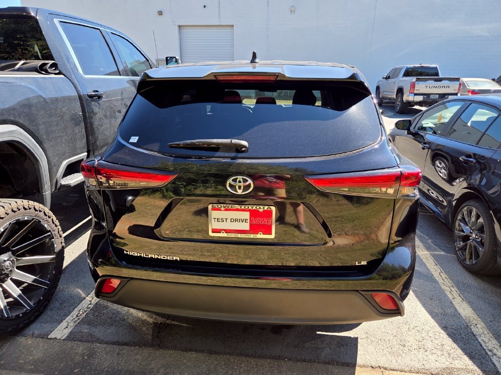 Used 2023 Toyota Highlander LE FWD image 7