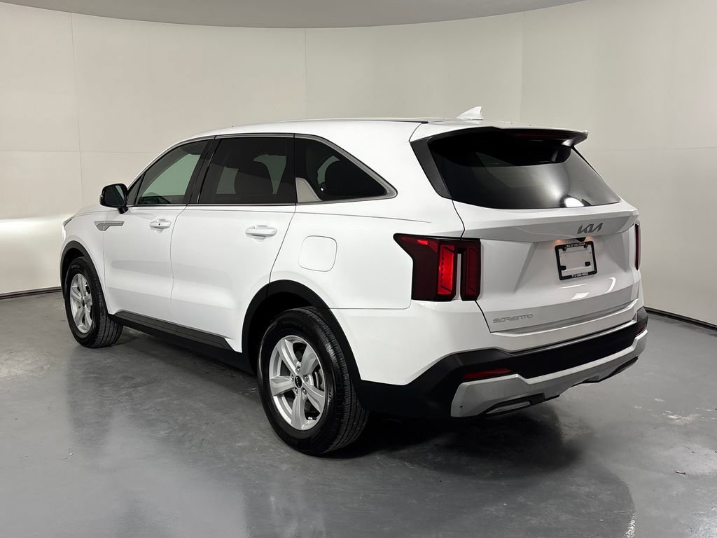 Used 2024 Kia Sorento LX image 4