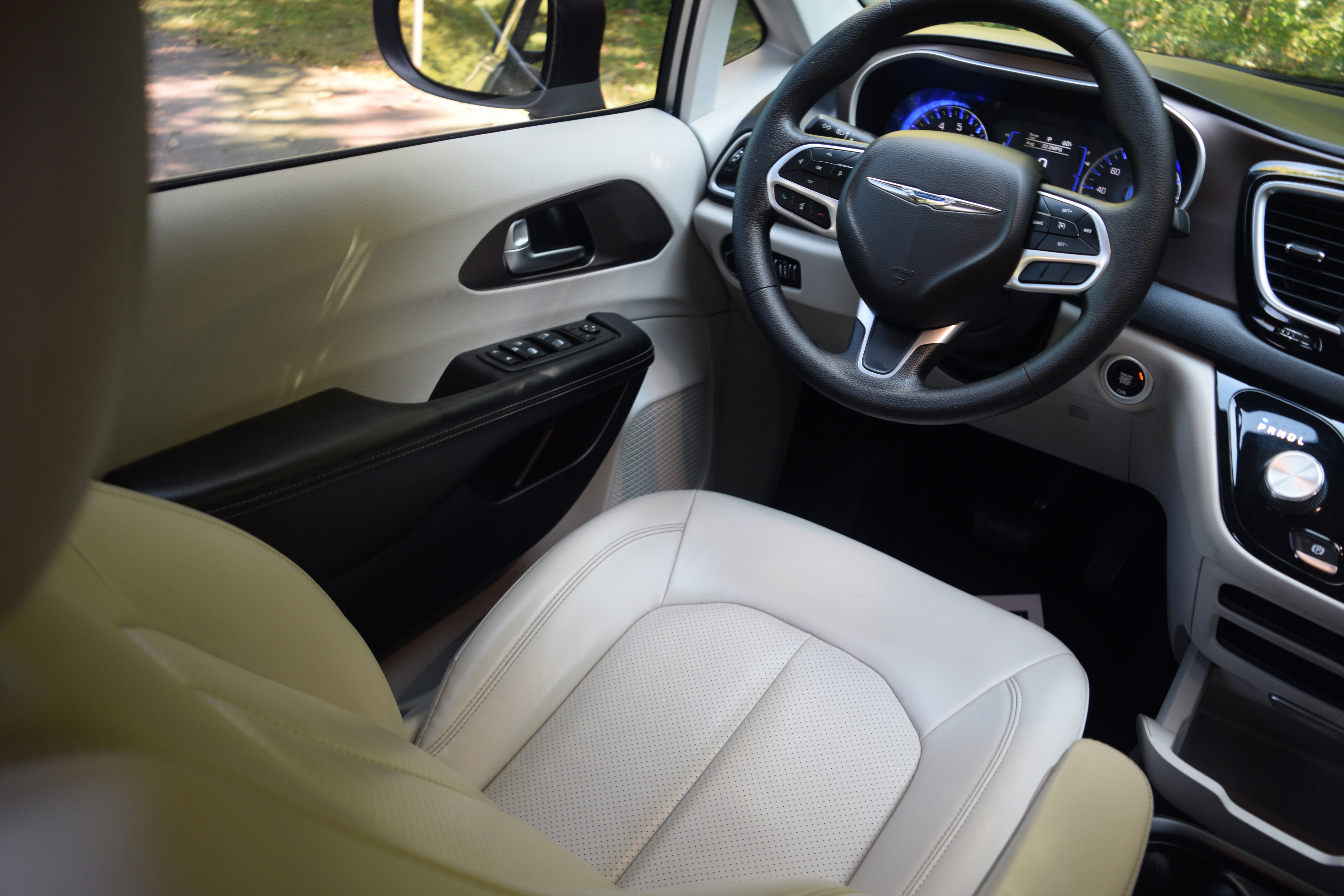 Used 2021 Chrysler Voyager Lxi image 2