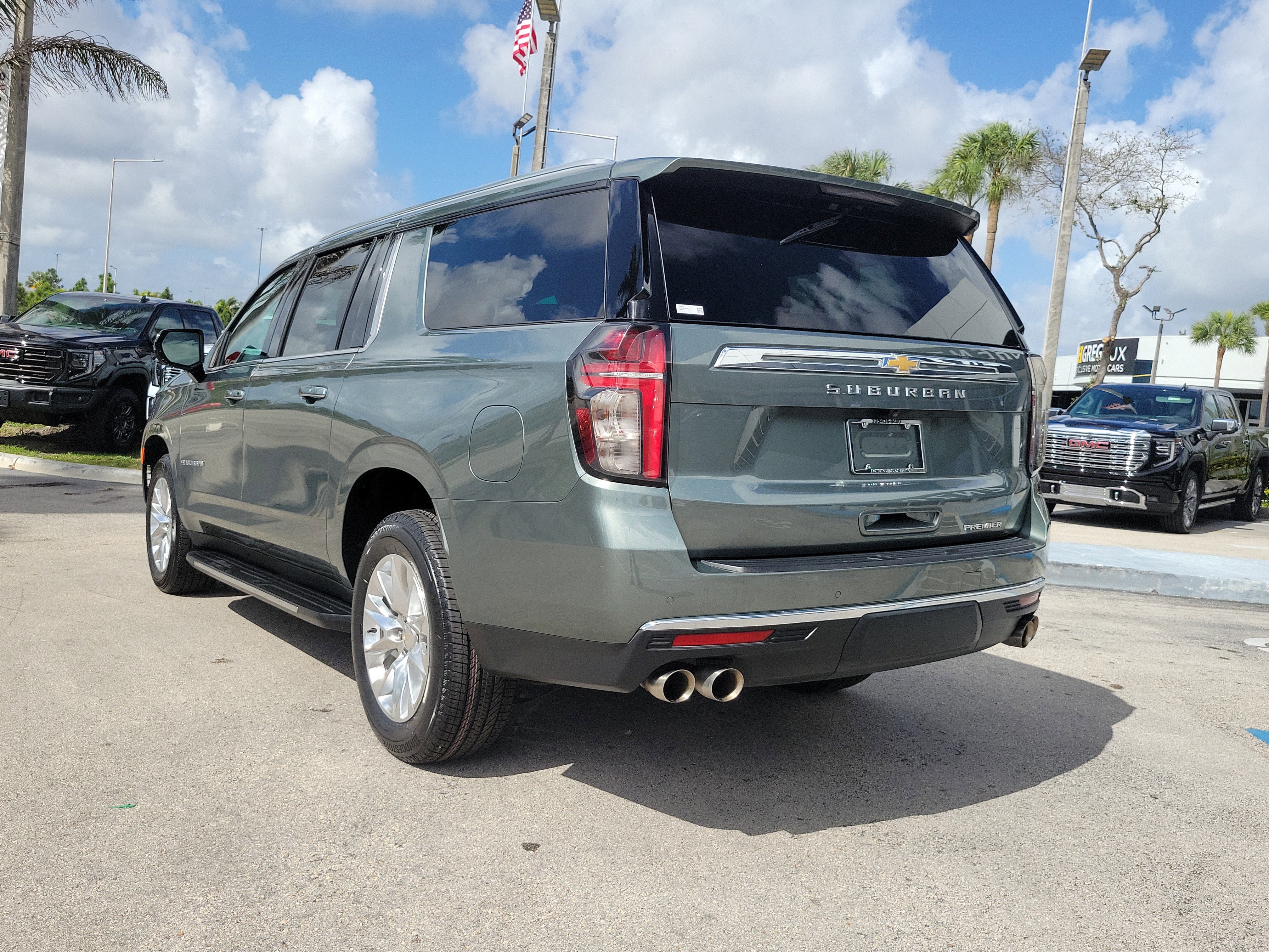 Used 2023 Chevrolet Suburban Premier image 7