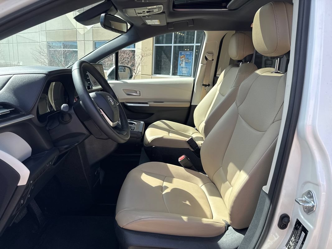 Used 2021 Toyota Sienna XLE AWD/4WD image 32