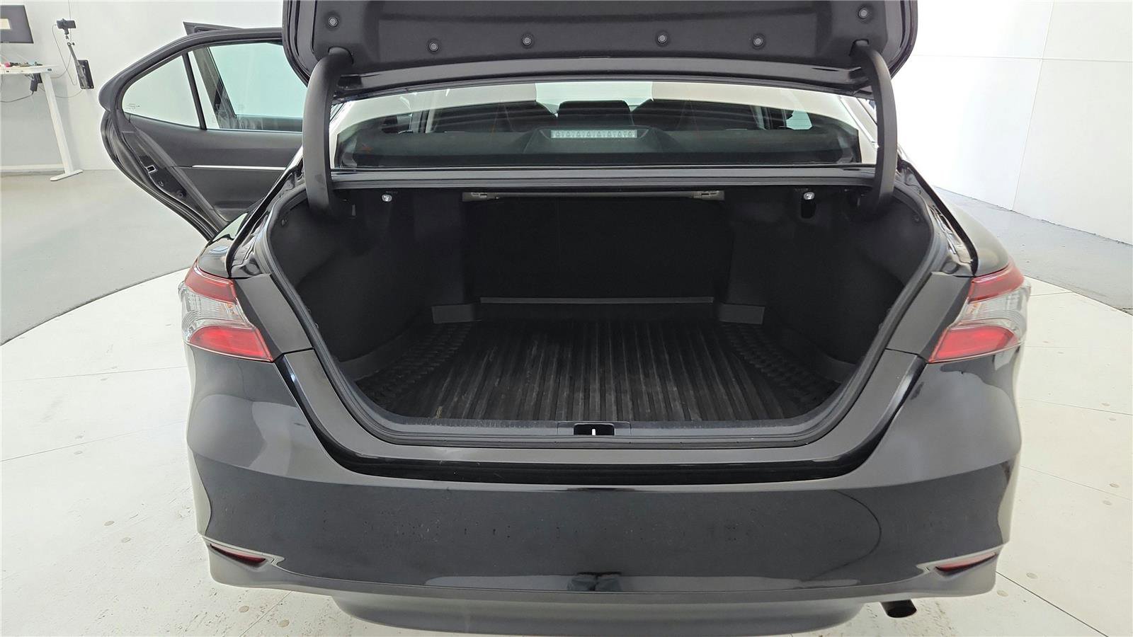 Used 2022 Toyota Camry LE image 20