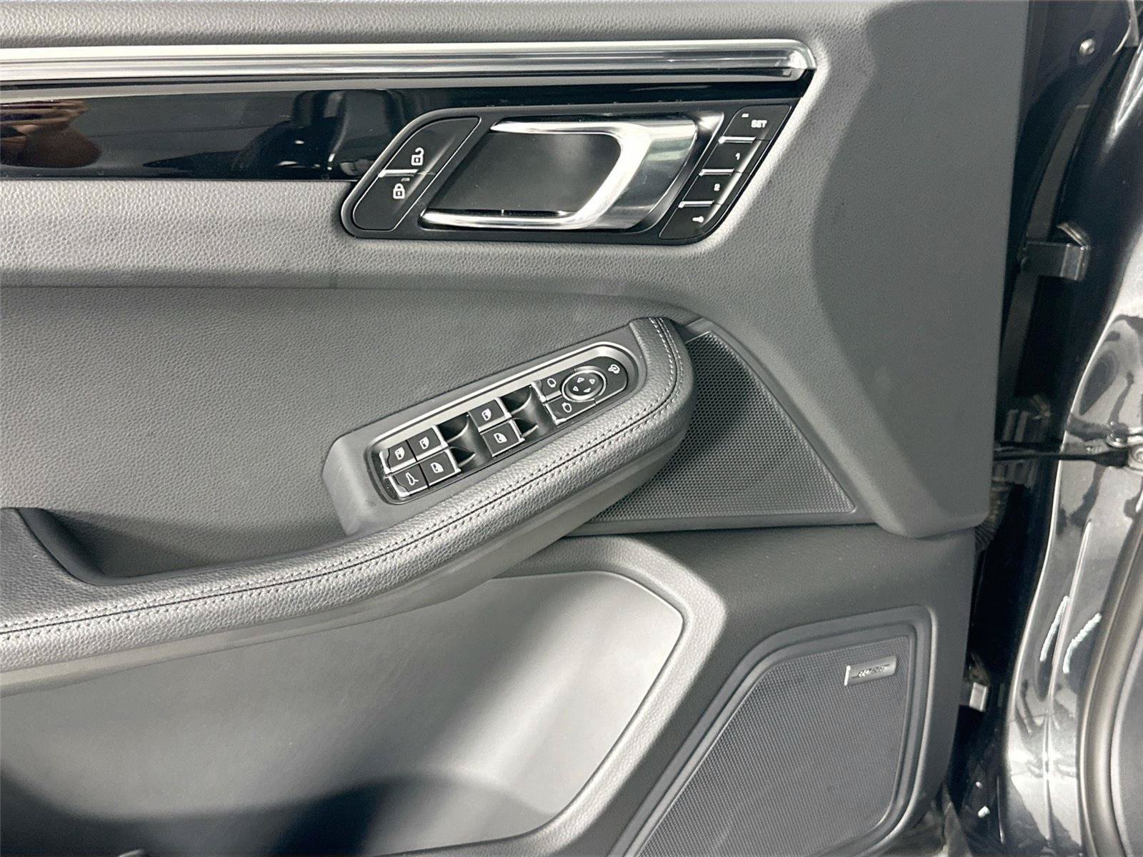 Certified 2025 Porsche Macan AWD/4WD image 31