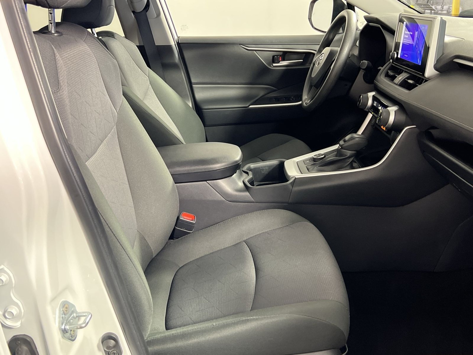Used 2025 Toyota RAV4 XLE AWD/4WD image 28