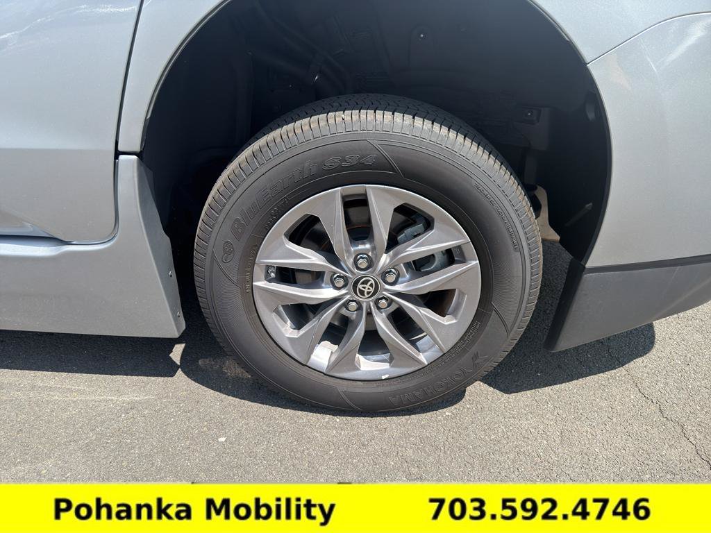 Used 2024 Toyota Sienna XLE FWD image 31