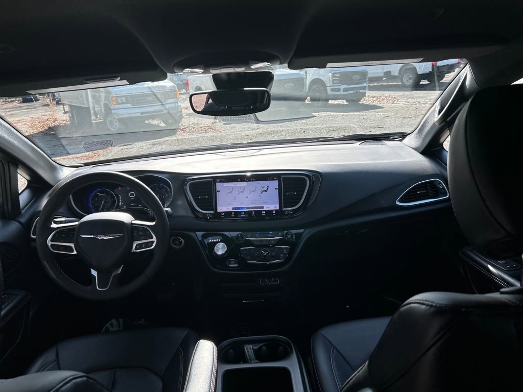 Used 2025 Chrysler Pacifica Select image 26