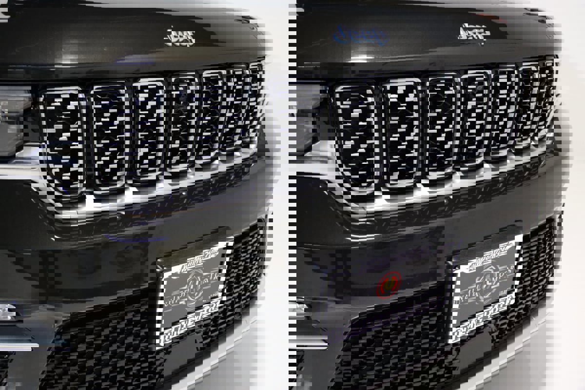 Used 2023 Jeep Grand Cherokee Summit image 34