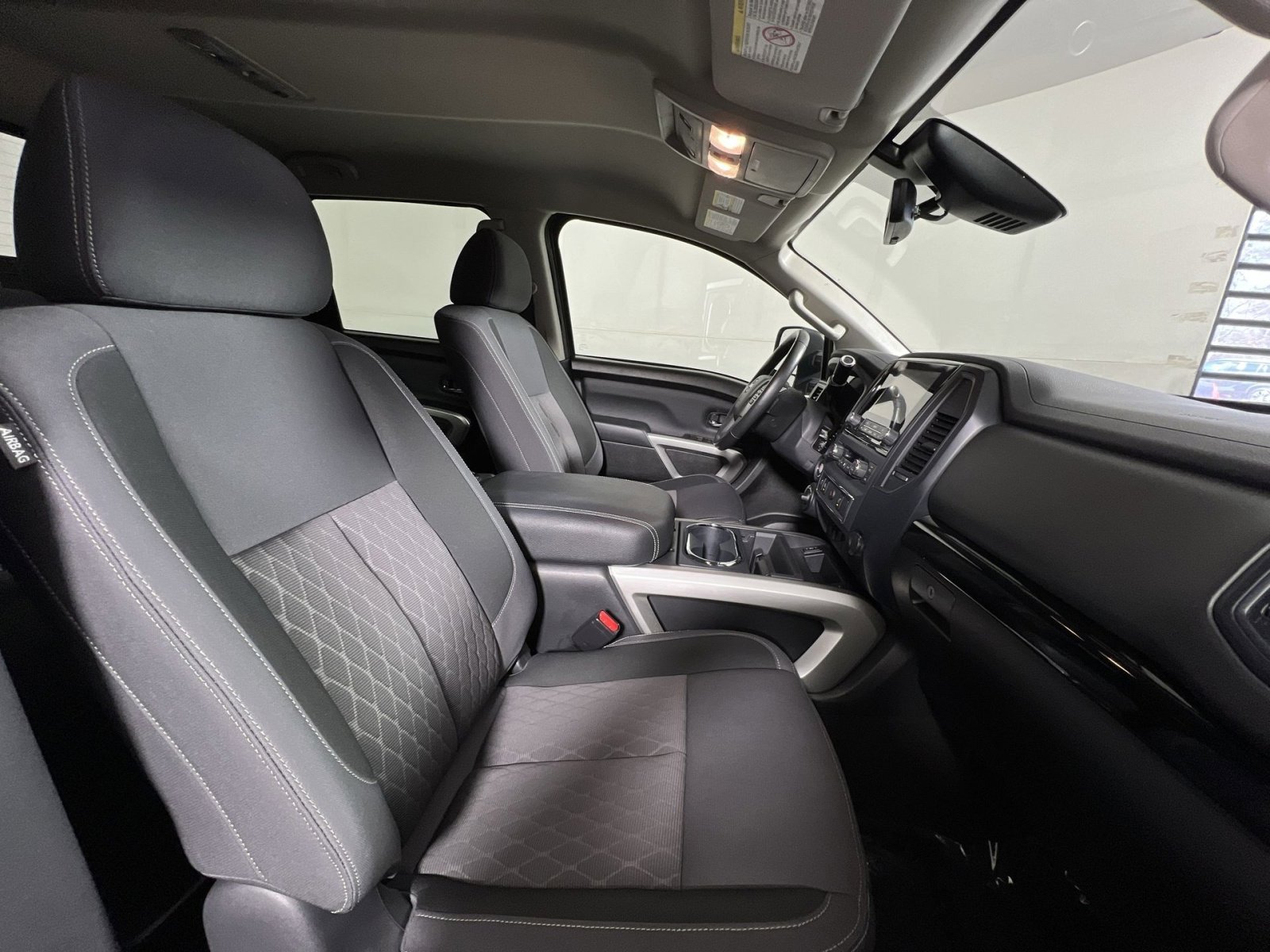 Used 2024 Nissan Titan SV w/ SV Convenience Package image 24