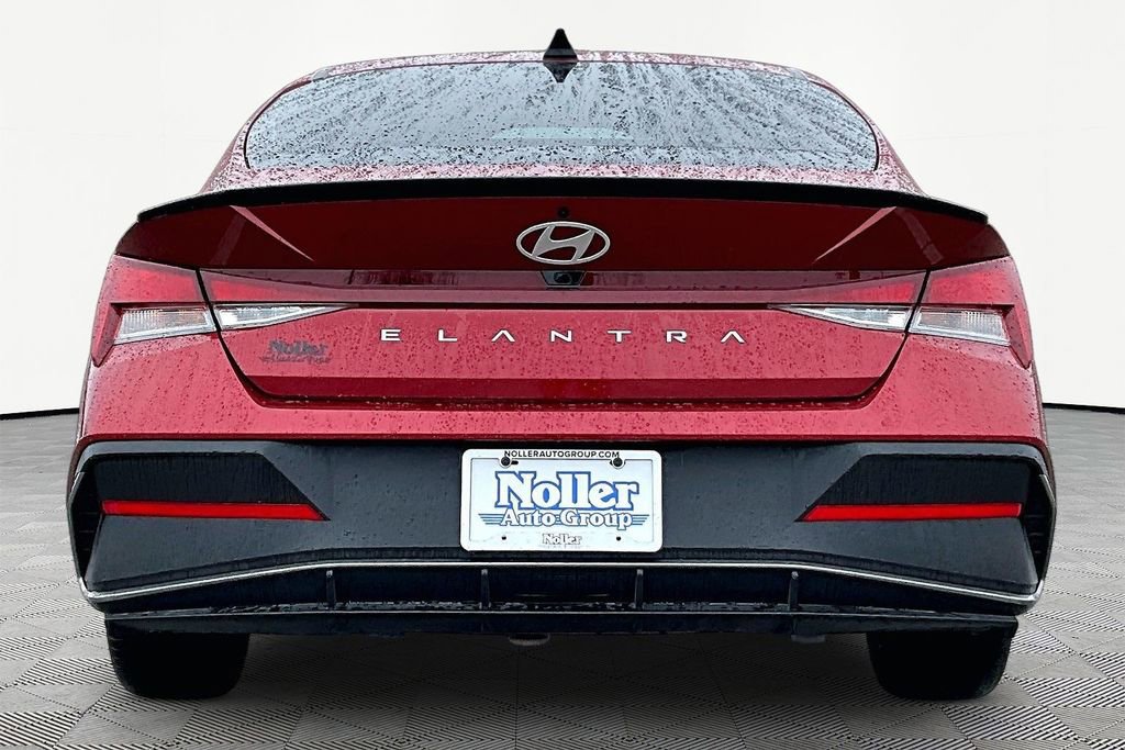 Used 2025 Hyundai Elantra Sport image 4